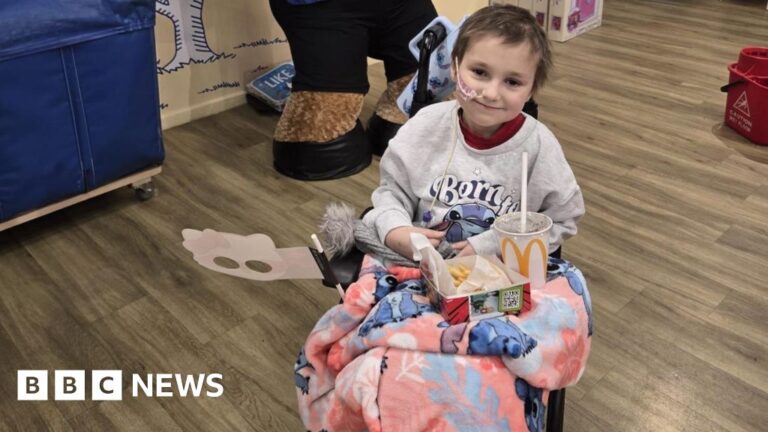 Girl, 8, celebrates 250,000 birthday card record
