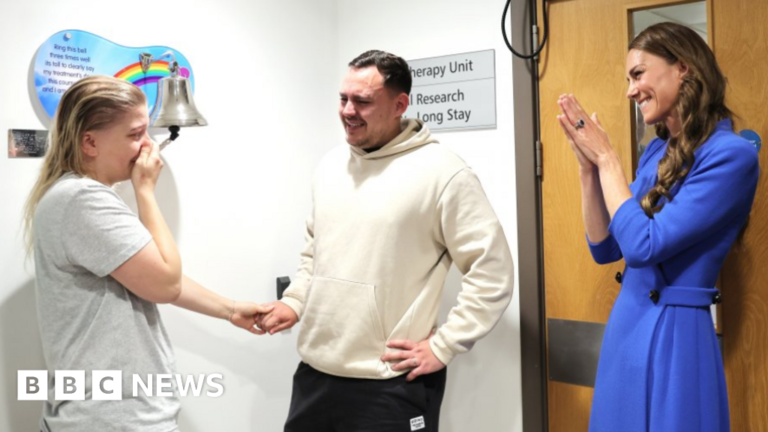 Kate hugs mum ringing 'end of cancer treatment' bell Kate hugs mum ringing 'end of cancer treatment' bell